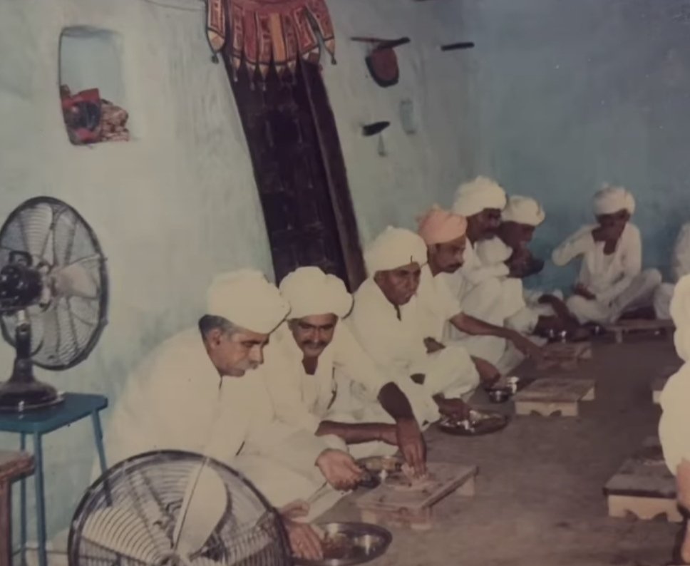 “પંગત” એટલે સમૂહમાં કતારબંધ જમવા બેસવું. પરંતુ આ જમણવાર શરૂ થાય એ પહેલાંની તૈયારીઓ પણ ગજબની હોતી..

#પંગત