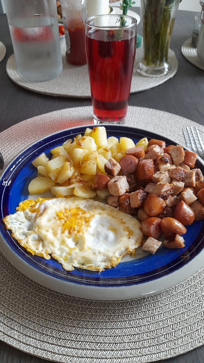 SwedishGamester's tweet photo. The #PyttiPanna was good! 😋
And now there's a cute #doggie that are demanding to get my #attention! 😅
Mom is #dogsitting my #sister's family dog #FancyNancy today, so once it has stopped #raining we're gonna go out on a short #walk. https://t.co/6EiP3LDsNY