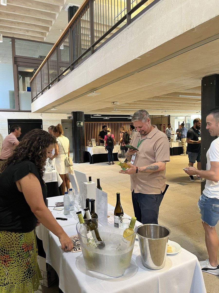 Gran jornada en el XIII Salón de las estrellas de Peñin. Hasta las 20hs aún estáis a tiempo! #cimbron1934 #felixsanzbodega #rueda  #peñinestrellas