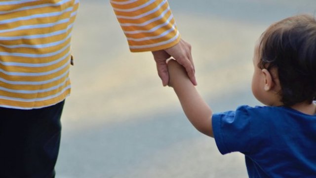 [Audio] "Yo también soy tu papá": El libro que repasa el conmovedor vínculo entre un niño y su familia de acogida #Cooperativa90 tinyurl.com/27nr9fm8