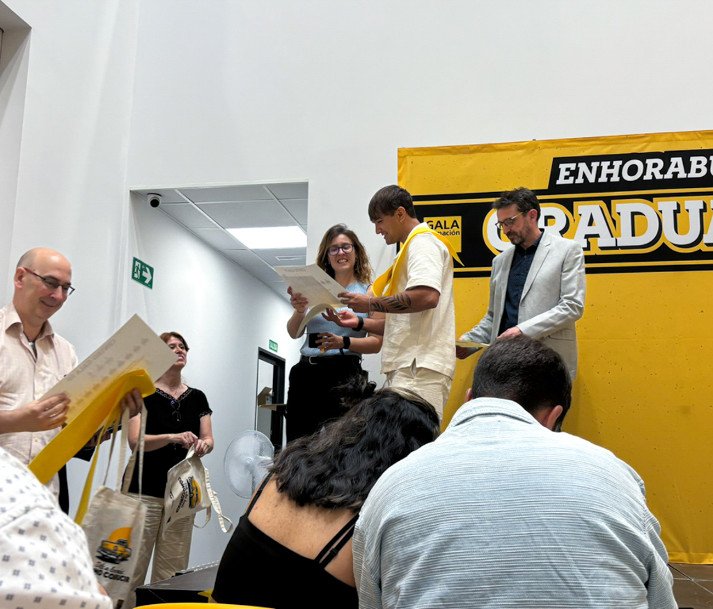 galaformacion's tweet photo. 🎓 ¡Emoción total en la graduación de la 1ª promoción del TFMSS! Gracias por confiar en este proyecto. Celebramos el inicio de un camino hacia una movilidad más segura y sostenible. 🚦💚 ¡Enhorabuena, graduados! Ahora, ¡tomad el volante de vuestro futuro! 🚗💨 #TFMSS #Graduación https://t.co/V5wVif3S93
