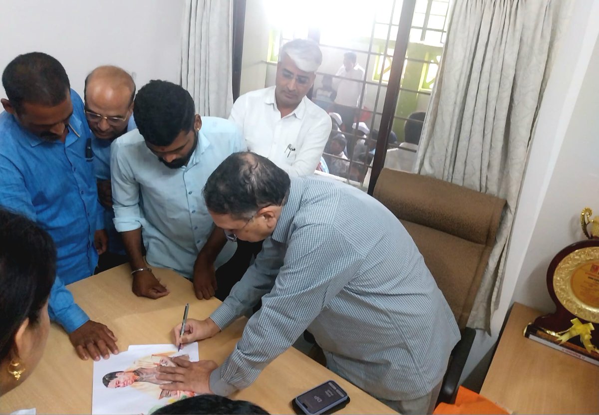 Dilip Walse Patil (@dwalsepatil) on Twitter photo рдХрд▓реЗрд▓рд╛ рд╕рд▓рд╛рдо!
рдЖрдкрд▓реНрдпрд╛ рдЖрдВрдмреЗрдЧрд╛рд╡ рддрд╛рд▓реБрдХреНрдпрд╛рддреАрд▓ рдЬрд╛рдзрд╡рд╡рд╛рдбреА рдпреЗрдереАрд▓ рддрд░реБрдг рдХрд▓рд╛рдХрд╛рд░ рд╢реНрд░реА. рдЧрдгреЗрд╢ рд╕реБрднрд╛рд╖рд░рд╛рд╡ рдЬрд╛рдзрд╡ рдпрд╛рдВрдЪреА рдЬрдирд╕рдВрдкрд░реНрдХ рдХрд╛рд░реНрдпрд╛рд▓рдп рдпреЗрдереЗ рдЖрдпреЛрдЬрд┐рдд рдЬрдирддрд╛ рджрд░рдмрд╛рд░рдордзреНрдпреЗ рднреЗрдЯ рдЭрд╛рд▓реА. рдпрд╛рд╡реЗрд│реА рд▓рдЧреНрдирд╛рдЪреНрдпрд╛ рд╡рд╛рдврджрд┐рд╡рд╕рд╛рдирд┐рдорд┐рддреНрдд рддреНрдпрд╛рдВрдиреА рдорд╛рдЭреЗ рд╡ рдорд╛рдЭреНрдпрд╛ рдкрддреНрдиреА рд╕реМ. рдХрд┐рд░рдг рдпрд╛рдВрдЪреЗ рдЕрддреНрдпрдВрдд рд╣реБрдмреЗрд╣реБрдм, рд╕реБрдВрджрд░ рд░реЗрдЦрд╛рдЯрди рдХреЗрд▓реЗрд▓реЗ рдЫрд╛рдпрд╛рдЪрд┐рддреНрд░ рдХрд▓реЗрд▓рд╛ рд╕рд▓рд╛рдо!
рдЖрдкрд▓реНрдпрд╛ рдЖрдВрдмреЗрдЧрд╛рд╡ рддрд╛рд▓реБрдХреНрдпрд╛рддреАрд▓ рдЬрд╛рдзрд╡рд╡рд╛рдбреА рдпреЗрдереАрд▓ рддрд░реБрдг рдХрд▓рд╛рдХрд╛рд░ рд╢реНрд░реА. рдЧрдгреЗрд╢ рд╕реБрднрд╛рд╖рд░рд╛рд╡ рдЬрд╛рдзрд╡ рдпрд╛рдВрдЪреА рдЬрдирд╕рдВрдкрд░реНрдХ рдХрд╛рд░реНрдпрд╛рд▓рдп рдпреЗрдереЗ рдЖрдпреЛрдЬрд┐рдд рдЬрдирддрд╛ рджрд░рдмрд╛рд░рдордзреНрдпреЗ рднреЗрдЯ рдЭрд╛рд▓реА. рдпрд╛рд╡реЗрд│реА рд▓рдЧреНрдирд╛рдЪреНрдпрд╛ рд╡рд╛рдврджрд┐рд╡рд╕рд╛рдирд┐рдорд┐рддреНрдд рддреНрдпрд╛рдВрдиреА рдорд╛рдЭреЗ рд╡ рдорд╛рдЭреНрдпрд╛ рдкрддреНрдиреА рд╕реМ. рдХрд┐рд░рдг рдпрд╛рдВрдЪреЗ рдЕрддреНрдпрдВрдд рд╣реБрдмреЗрд╣реБрдм, рд╕реБрдВрджрд░ рд░реЗрдЦрд╛рдЯрди рдХреЗрд▓реЗрд▓реЗ рдЫрд╛рдпрд╛рдЪрд┐рддреНрд░