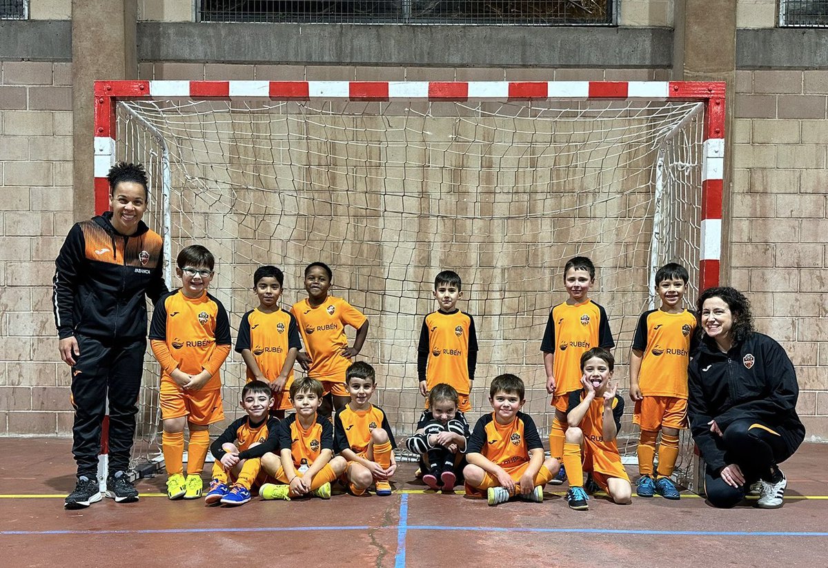 Dende o club queremos felicitar ao PREBENXAMÍN B pola tempada que fixeron e polo gran aprendizaxe obtido divertíndose. Velxs disfrutar cada partido é a vitoria máis bonita que un equipo pode ter. 😍

A seguir aprendendo con esas sonrisas sempre na cara! 🧡