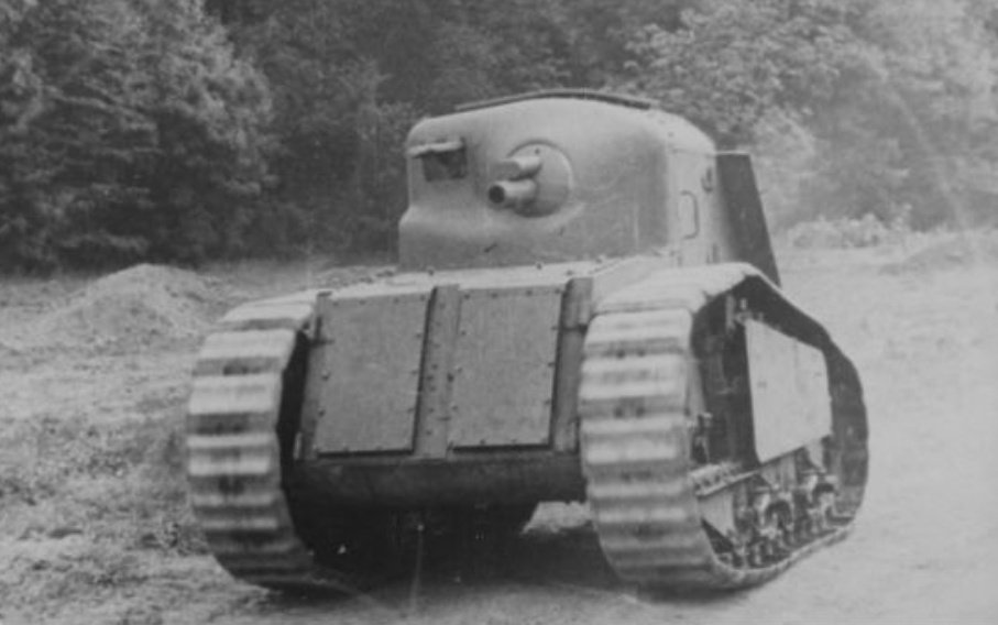 Le char Peugeot, blindé relativement inconnu de la Grande Guerre était représenté en maquette à Saumur. Char léger conçu par le constructeur Peugeot avec le capitaine Oehmichen, il n'est pas doté d'une tourelle mais d'une casemate fixe et d'un canon de 75 S.