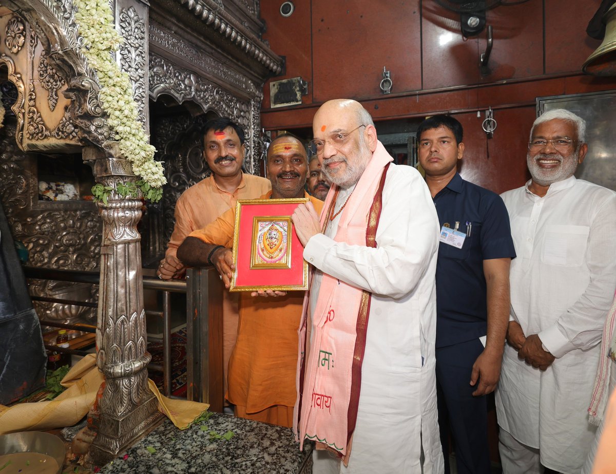 ॐ कालभैरवाय नमः
आज वाराणसी में काशी के कोतवाल बाबा कालभैरव का दर्शन व पूजन किया। बाबा कालभैरव सभी का कल्याण करें।