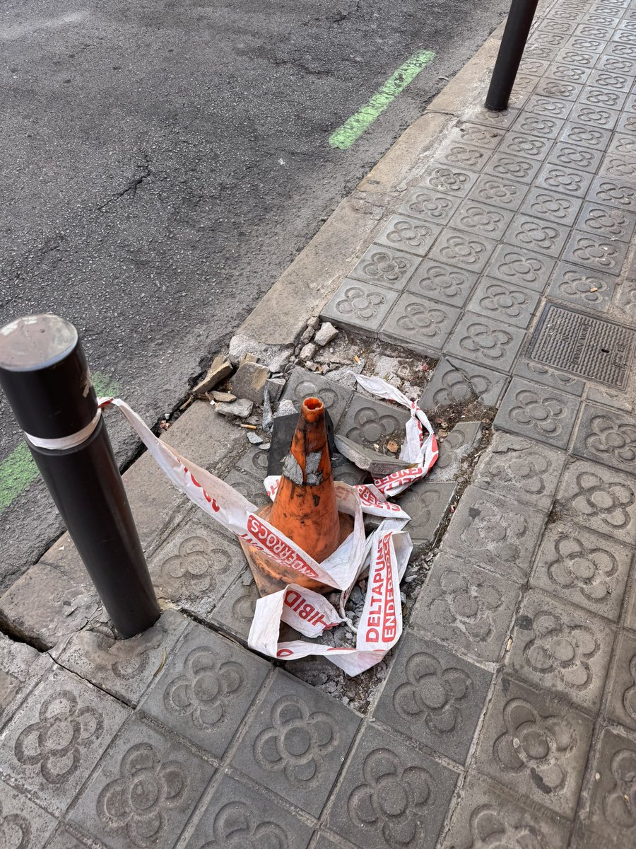 irenesedano's tweet photo. @barcelona_010 quan s’arreglarà això al carrer Alcolea? La vorera es molt estreta i no es pot ni passar. L’incidencia a l’app de bcn a la butxaca està tancada però no ha vingut ningú a solucionar-ho https://t.co/TkXHHd1T5Y