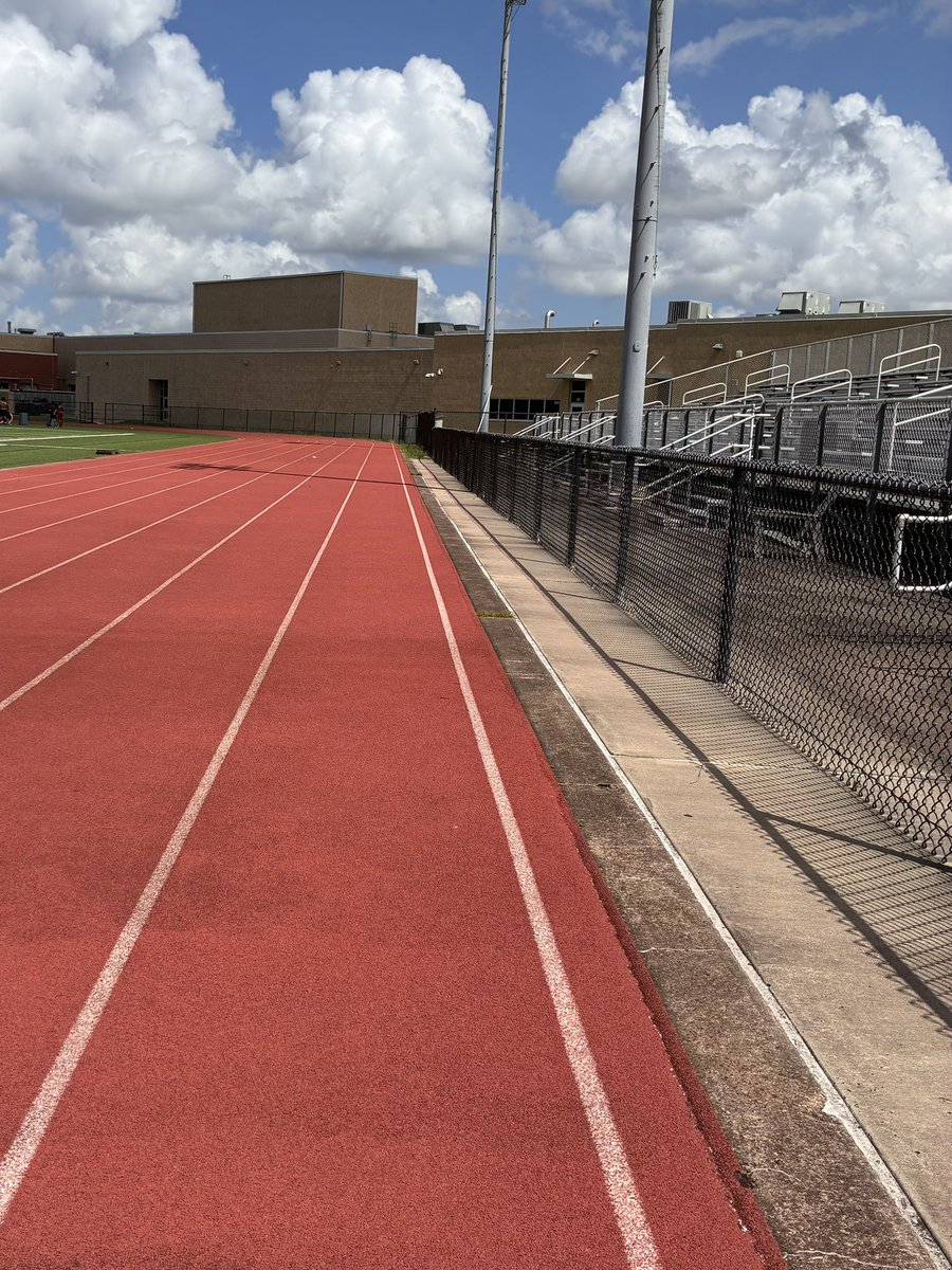 Back at it again. Bleacher + Sprint workouts. 
💪🏽🔥
Texas heat…😤🥵