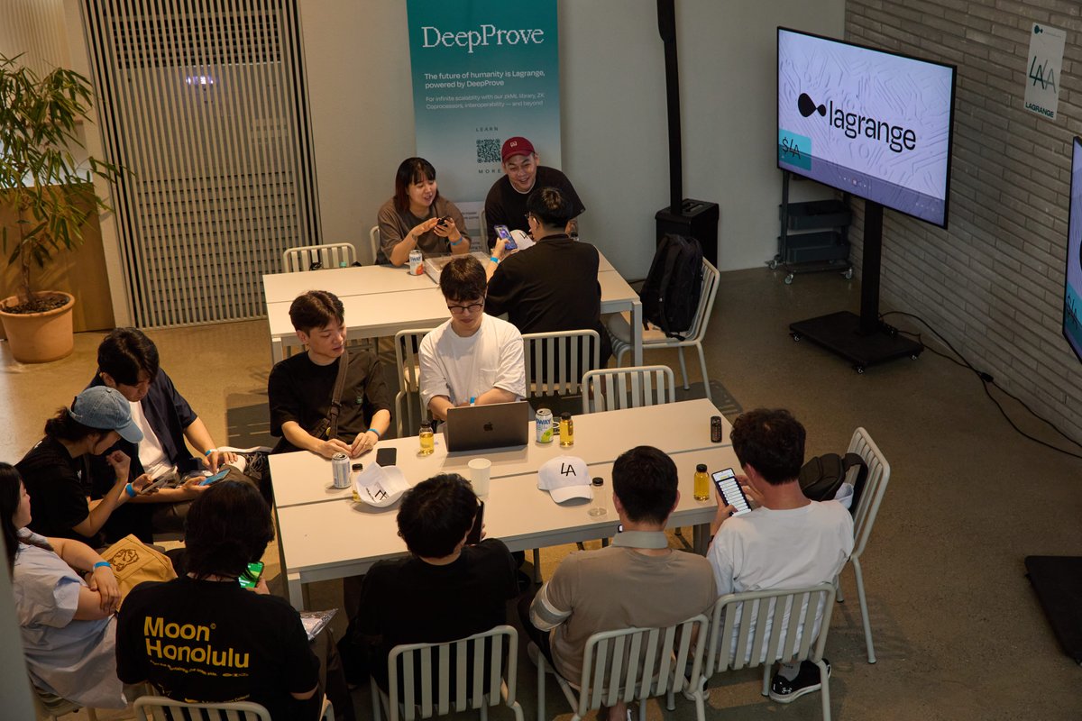 🏟️ Full house, all day:
2,000+ registered
3 packed sessions
1 mission: show up for our community in Korea
에너지는 여러분이, 나머지는 우리가!