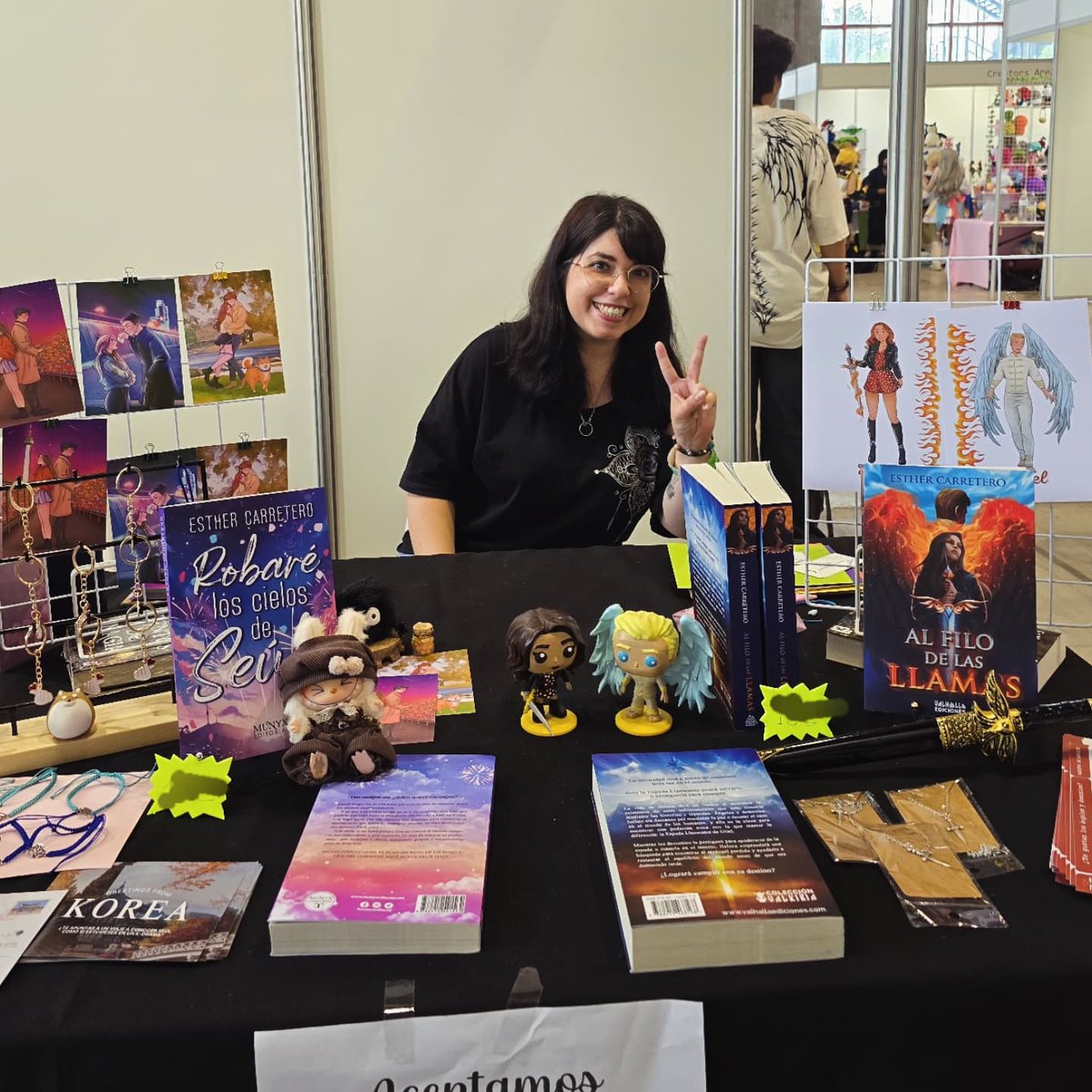 ✨️ Experiencia 10/10 en el Madrid Otaku 💯🎉

Mucha gente se ha interesado por mis historias, y hasta el punto de tener que llevar de mi otra novela porque mi trilogía de fantasía VOLÓ 🤯💓

¡GRACIAS! por esta oportunidad y la experiencia 🥹❤️❤️❤️❤️