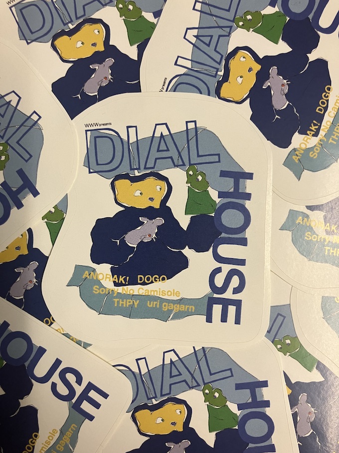 《W/前売購入特典》WWW presents DialHouse

前売りチケットご購入のお客様に、購入特典としてlllyoulll氏デザインのステッカーを入場時お渡しいたします💫

前売りチケットは下記リンクより発売中！

出演：ANORAK! / DOGO / Sorry No Camisole / THPY / uri gagarn

🎫t.livepocket.jp/e/yaf1v
