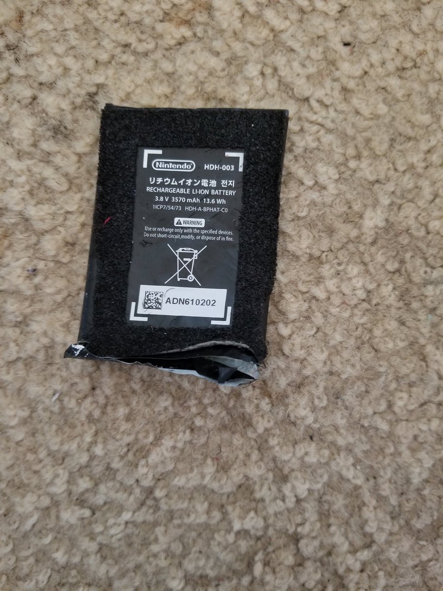 RedHedge8's tweet image. I had to replace the old battery (the left) towards to the new one (the right)
But unfortunately, the nee new battery 's cable is way too long to press downwards to the connector on the motherboard.
I need to different battery with a shorter cable.