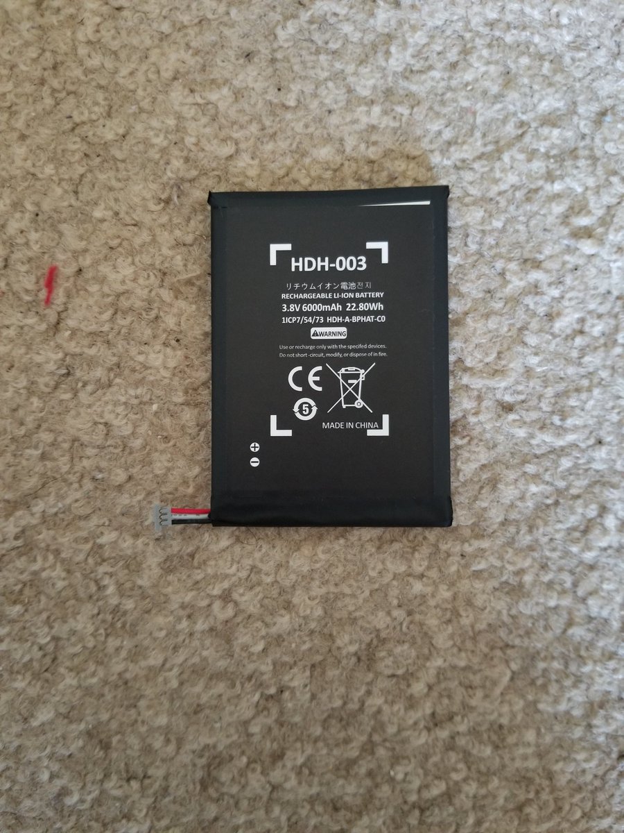 RedHedge8's tweet image. I had to replace the old battery (the left) towards to the new one (the right)
But unfortunately, the nee new battery 's cable is way too long to press downwards to the connector on the motherboard.
I need to different battery with a shorter cable.
