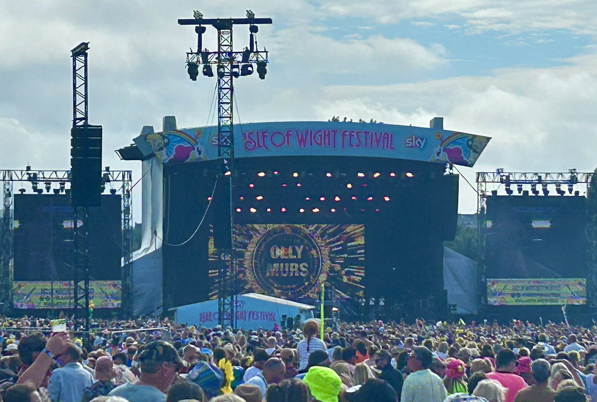 Amazing weekend at the <a href="/IsleOfWightFest/">Isle of Wight Festival</a> 🌻 Perfect weather, lovely atmosphere &amp; some brilliant bands. <a href="/PaulHeatonSolo/">Paul Heaton</a> was my highlight of the three days but also great performances from <a href="/ollymurs/">Olly Murs</a> <a href="/stereophonics/">stereophonics</a> #Sting &amp; #TheCoors. 
Roll on #2026!! 😎
#LiveMusic #Festival #IOW