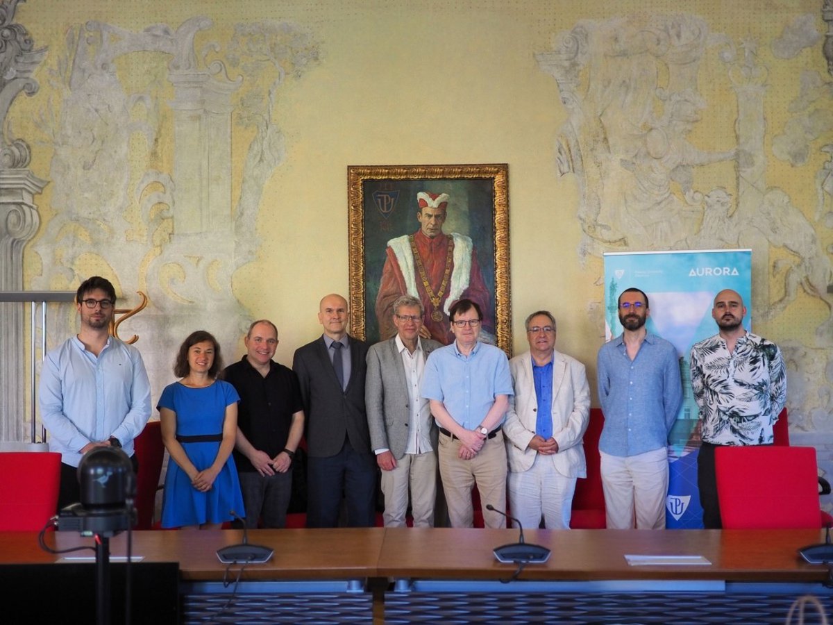 aurora_org's tweet photo. Hosted by @UPOlomouc, the Aurora Research Council (ARC) meet to evaluate proposal submissions from over 50 applications for the 2nd edition of our Call for Incentive Research Collaboration 👉🏼 https://t.co/YscnGEPDLR
#Aurora2030 #EuropeanUniversities #CallForResearch https://t.co/WKLKTqPTsC