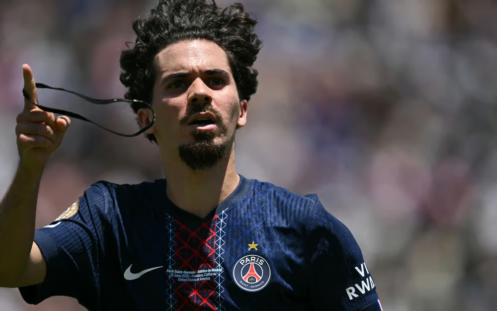 Déjà dispo sur le site en version classique, le maillot domicile 25/26 du PSG arrive maintenant en version Coupe du Monde des Clubs !

Avec l'étoile dorée en forme de Tour Eiffel au-dessus du blason. 🏆