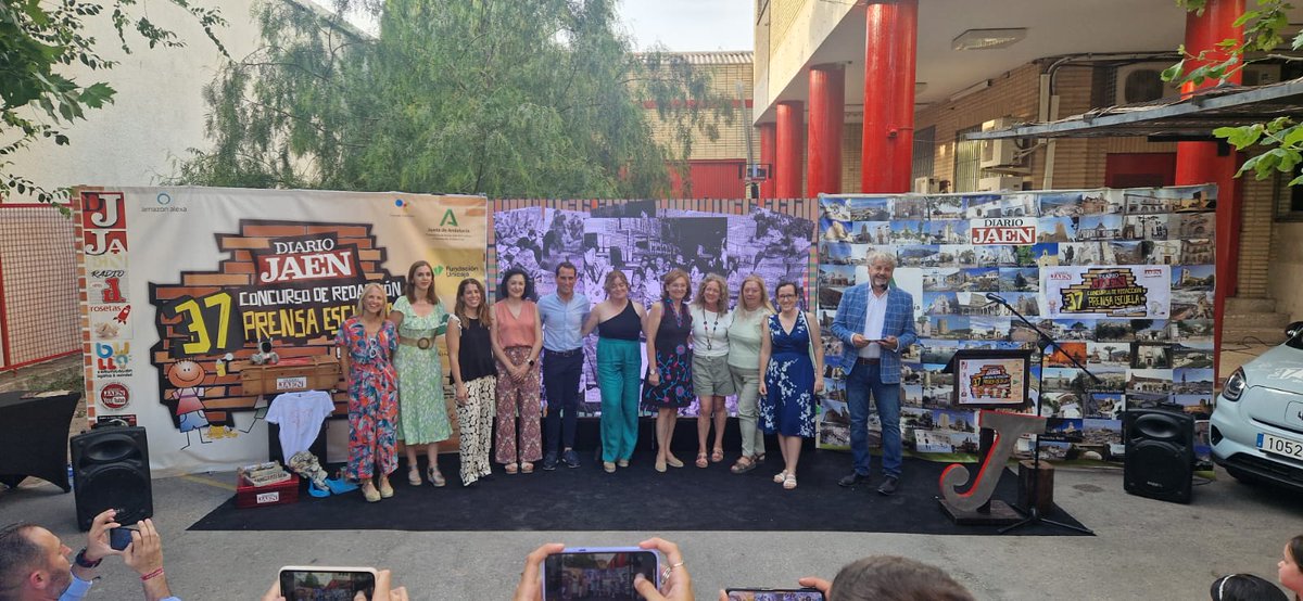 Entrega de premios en <a href="/diariojaen/">Diario Jaen</a> a nuestra alumna Marisol García Marchal de 3ºESO A. 
Tercera clasificada (categoría C) del XXXVII Concurso de redacción “Prensa-escuela”. ¡Enhorabuena!

#fejg #cristoreyjaen #dejandohuella