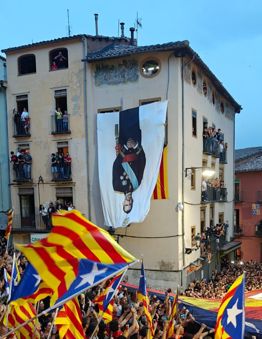 El rei espanyol obligat a entrar al Monestir  <a href="/montserratinfo/">Abadia de Montserrat</a> per la porta del darrere i gairebé cap per avall.
Però no ens enganyem, NO hi hauria d’haver entrat MAI.
Els que li heu obert la porta sereu considerats SEMPRE com traïdors a Catalunya.