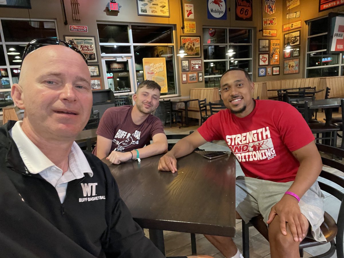 Late meal after a big win by Coach Chav. 2 WT GOATS (#1 &amp; #2 All Time) ⁦<a href="/Dchavlovich/">David Chavlovich</a>⁩ ⁦<a href="/ztouss14/">Zach Toussaint</a>⁩
