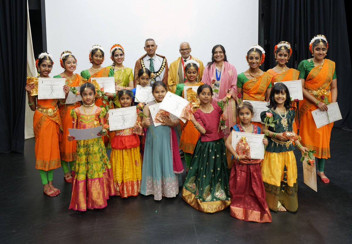 The Mayor of Leamington, Cllr Ruggy Singh, attended Kaivalya Academy’s annual dance performance.
Cllr Singh was invited on stage to present certificates and mementos. The Mayor was impressed by the dedication and skill the students demonstrated.