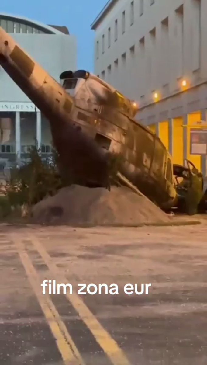 RidleyScottArch's tweet image. A closer look at "The Dog Stars" film set at Piazza Kennedy, in the Eur district of Rome.
In addition to a crashed Huey, an abandoned special operations vehicle can also be seen.
Back in 2017, Scott shot an airport scene at this excact location for "All the Money in the World".