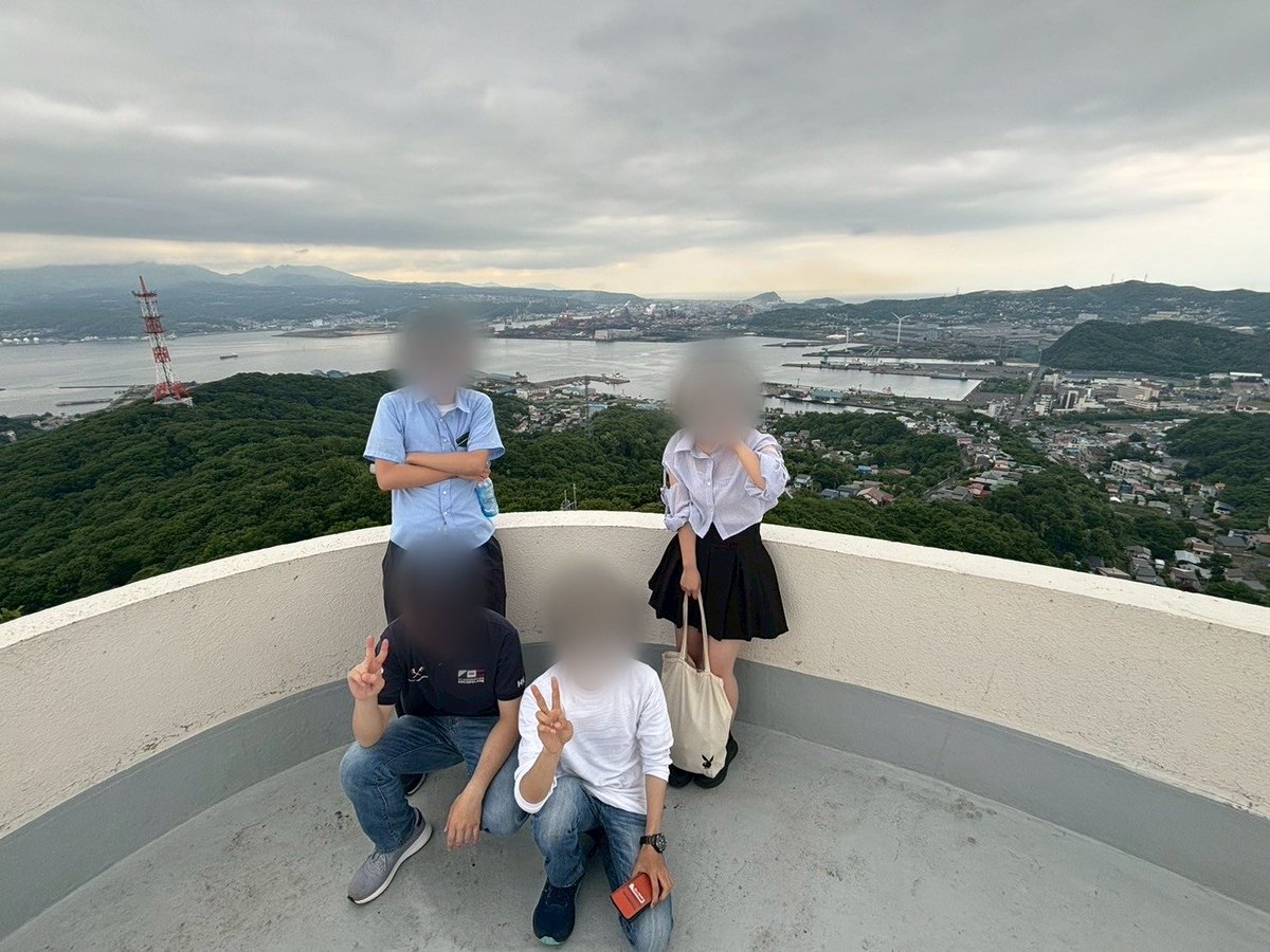 【巡検報告】
6/22(日)に室蘭巡検を敢行しました！
会員たちは東・室蘭駅周辺などでは重工業などの歴史を学んだり円形校舎、白鳥大橋などを見学しました。測量山や地球岬周辺などでは海底火山の賜物である絵鞆半島の地形を肌で実感できましたと思います(室蘭やきとり食べれませんでした残念！)。