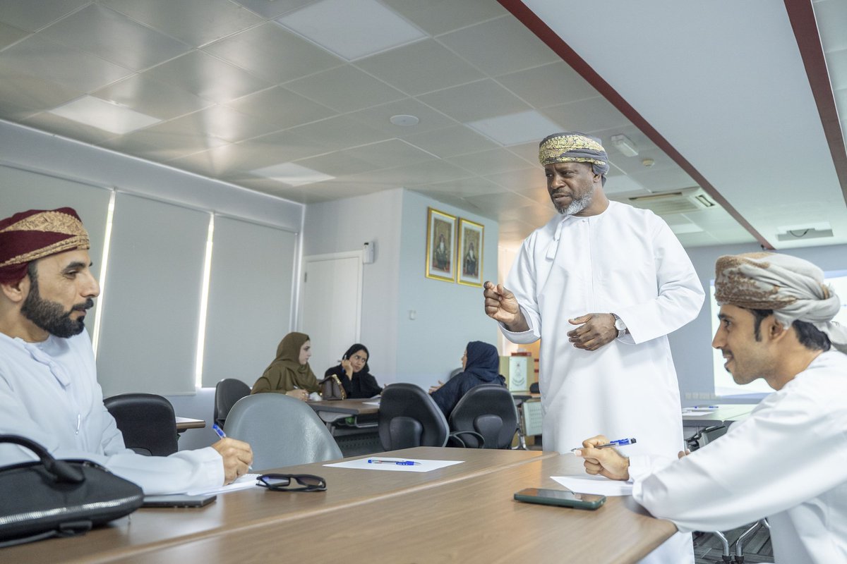 📸| في إطار سعيها لتأهيل الكوادر الرياضية وتطوير مهاراتهم، انطلقت صباح اليوم دورة "إدارة الفعاليات والأحداث الرياضية" التي تنظمها #اللجنة_الأولمبية_العُمانية ممثلة في الأكاديمية الأولمبية العُمانية، ويقدمها الدكتور منصور بن سلطان الطوقي مستشار بوزارة الثقافة والرياضة والشباب.