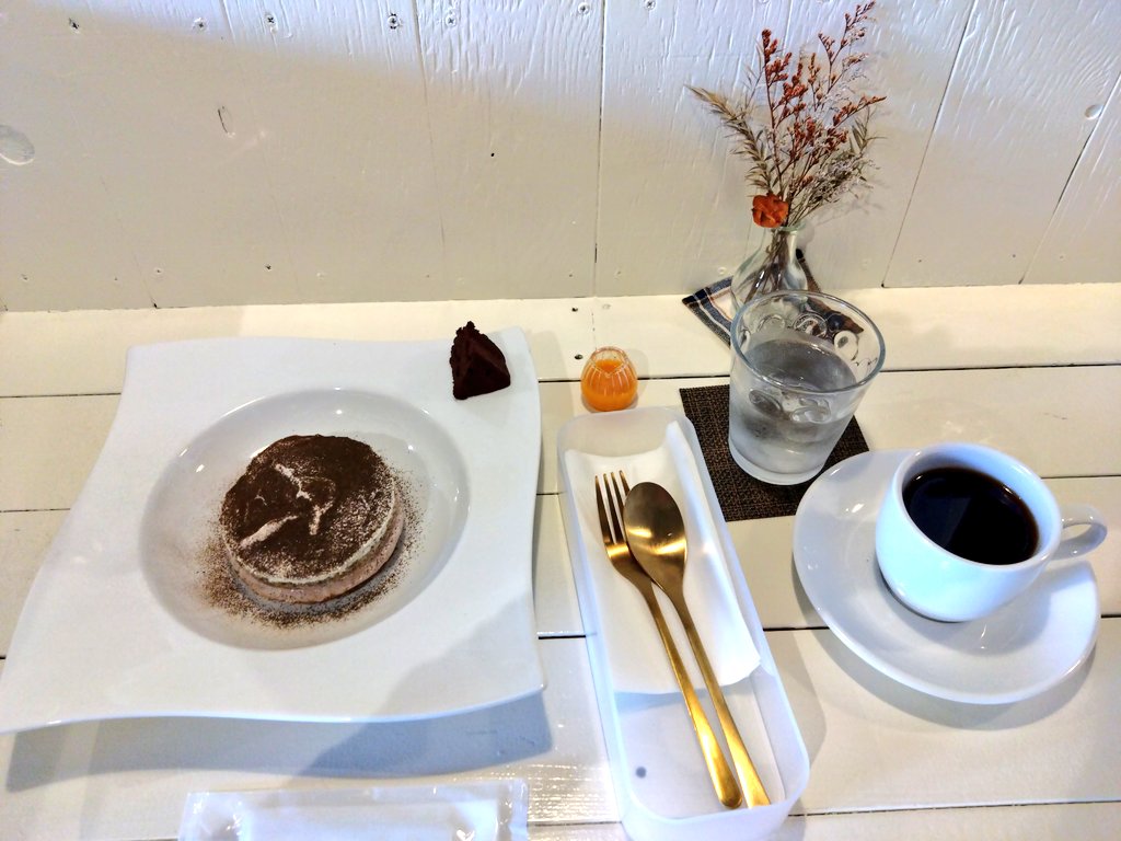 Folgore_Fulmine's tweet photo. カメが好きなわたし、お店の名前に惹かれて訪れました。
実はカスタマイズできるティラミス…
紅茶ベースの基本で、クリームのチーズをチョコに変更しました。
とろけるティラミス🤤とても美味しかったです✨️コーヒーも相まって贅沢なひとときとなりました。
#TurtleCafe
#ティラミス
#札幌カフェ https://t.co/inbm2l4jQ0