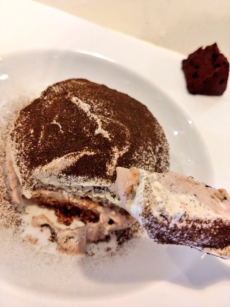 Folgore_Fulmine's tweet photo. カメが好きなわたし、お店の名前に惹かれて訪れました。
実はカスタマイズできるティラミス…
紅茶ベースの基本で、クリームのチーズをチョコに変更しました。
とろけるティラミス🤤とても美味しかったです✨️コーヒーも相まって贅沢なひとときとなりました。
#TurtleCafe
#ティラミス
#札幌カフェ https://t.co/inbm2l4jQ0
