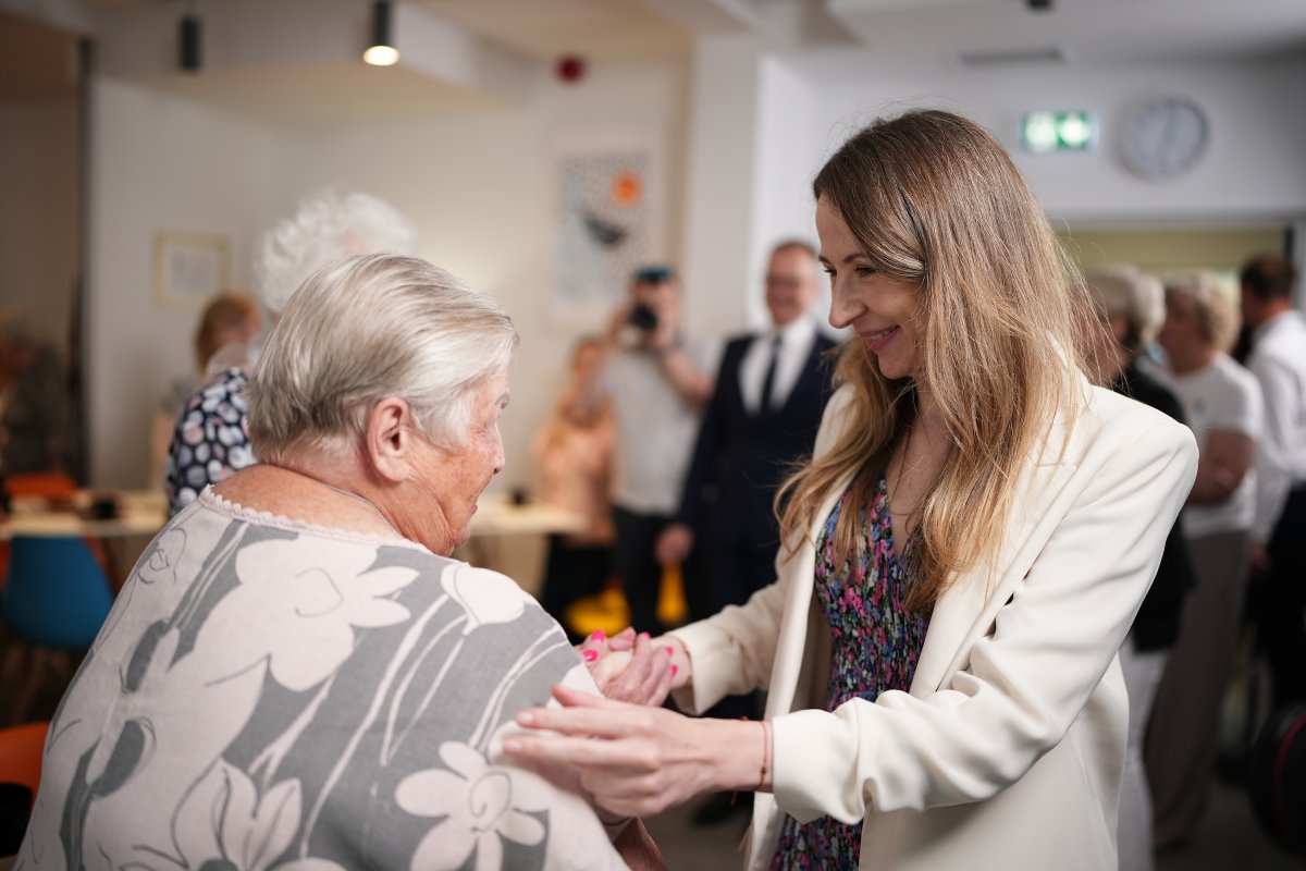 Ministerstwo Rodziny, Pracy i Polityki Społecznej (@mrpips_gov__pl) on Twitter photo 💬 Ministra <a href="/AgaBak/">A. Dziemianowicz-Bąk</a> podczas spotkania z seniorami w Bielańskim Centrum Wsparcia Seniora w #Warszawa: Dziś, w Międzynarodowy Dzień Wdów i Wdowców, mam ogromną przyjemność poinformować, że już od 1 lipca ruszają wypłaty #RentaWdowia. To średnio kilkaset złotych miesięcznie więcej w 💬 Ministra <a href="/AgaBak/">A. Dziemianowicz-Bąk</a> podczas spotkania z seniorami w Bielańskim Centrum Wsparcia Seniora w #Warszawa: Dziś, w Międzynarodowy Dzień Wdów i Wdowców, mam ogromną przyjemność poinformować, że już od 1 lipca ruszają wypłaty #RentaWdowia. To średnio kilkaset złotych miesięcznie więcej w