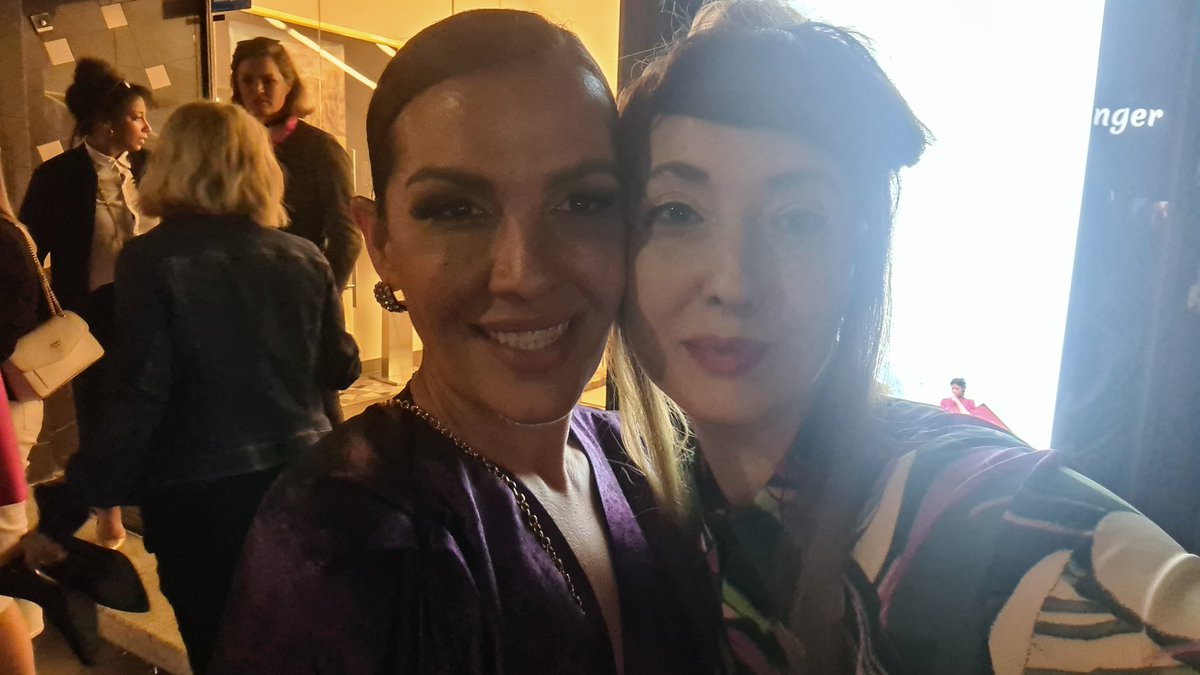 Während Regierungen Mauern bauen, teilen <a href="/Die_AidaLoos/">Aida Loos</a> Humor, Tränen und Träume.
Unsere Austro-Persisch Amerikanische Freundschaft ist der Protest: gegen Hass, gegen Spaltung – für Menschlichkeit.
#Sisterhood #Solidarity #Peace