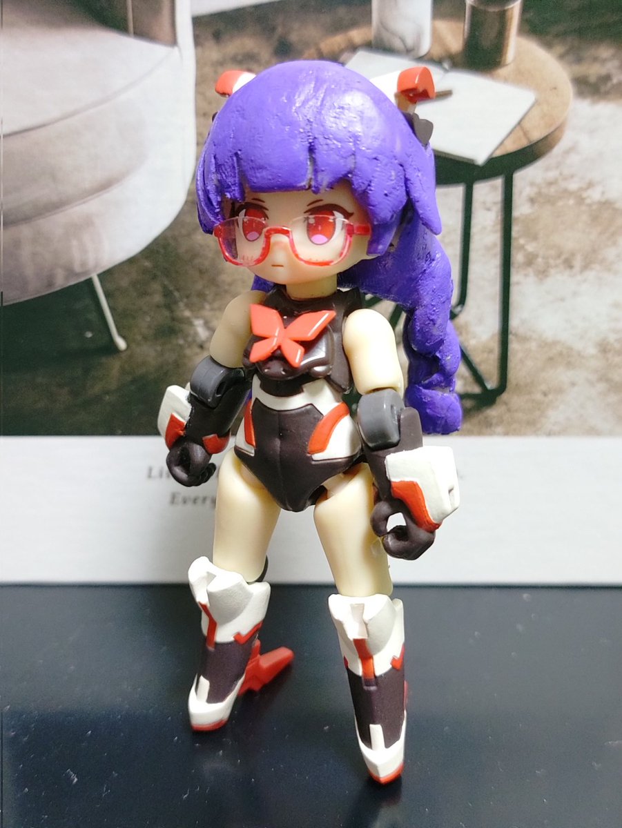 #デスクトップアーミー
樹脂粘土でこつこつ試作してた依城えりちゃんヘアー。まだまだクオリティ低いけど一応形になったのは嬉しい。