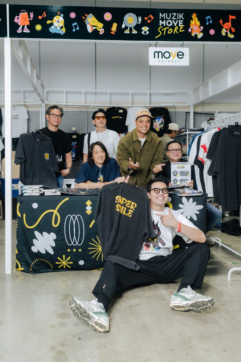 MuzikMove's tweet photo. เก็บตกภาพบรรยากาศ #CATTSHIRT 👕

ยกทัพชาว Move Records มาอุ่นหนาฝาคั่ง
ทั้งรุ่นพี่สุดเก๋าและน้อง ๆ สุดจี๊ด 💥

#MuzikMove
#MoveRecords #ETCband
#INDIGO #whatsupband 
#KRYPTONYTE #CATTSHIRT2025 https://t.co/Lqp2ZGNbmJ