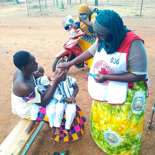 13 au 16 juin 2025, aux côtés du district sanitaire de Fada, 30 volontaires, superviseurs et équipes techniques ont mené la #JournéeVitamineA+ ! 
Objectif : protéger la santé des tout-petits en administrant vitamine A, déparasitant &amp; dépistant la #malnutrition aiguë dans 9 #CSPS.