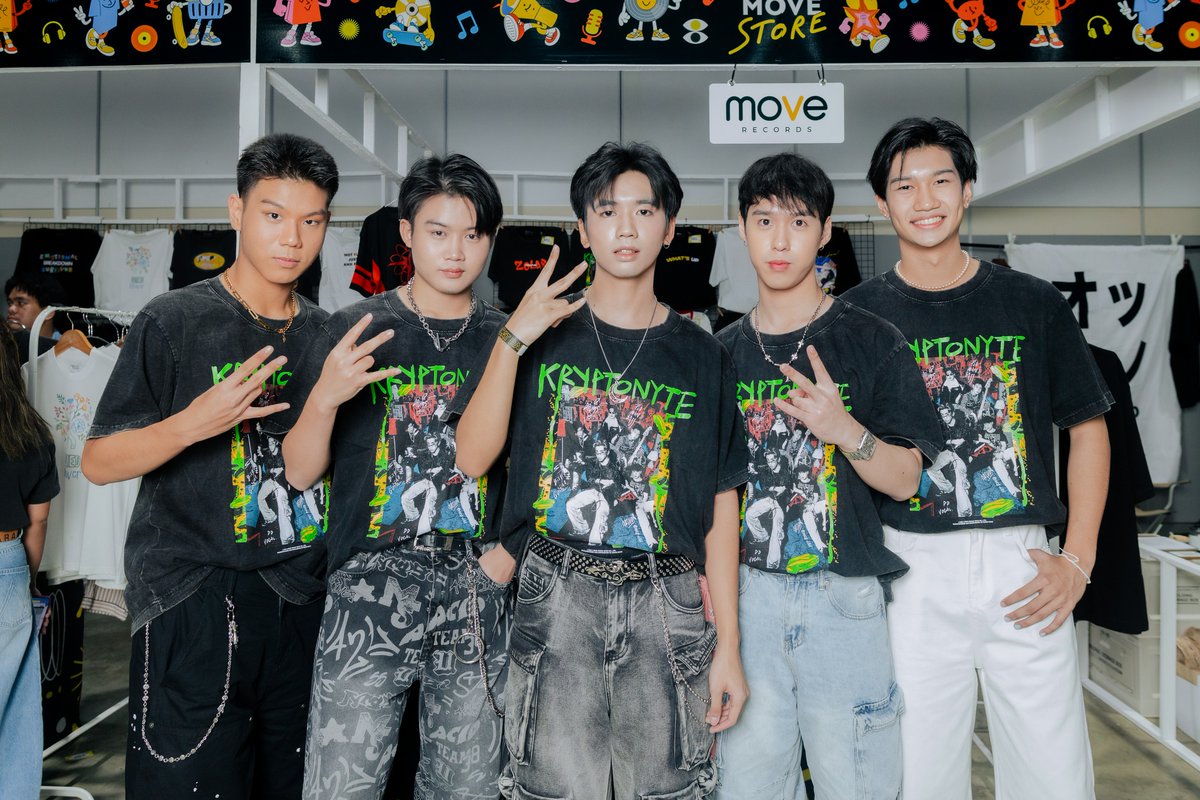 MuzikMove's tweet photo. เก็บตกภาพบรรยากาศ #CATTSHIRT 👕

ยกทัพชาว Move Records มาอุ่นหนาฝาคั่ง
ทั้งรุ่นพี่สุดเก๋าและน้อง ๆ สุดจี๊ด 💥

#MuzikMove
#MoveRecords #ETCband
#INDIGO #whatsupband 
#KRYPTONYTE #CATTSHIRT2025 https://t.co/Lqp2ZGNbmJ