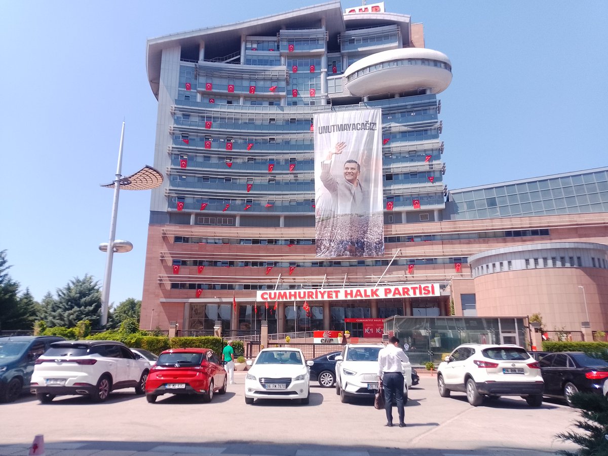 <a href="/eczozgurozel/">Özgür Özel</a> Başkanım <a href="/ciglibelediyesi/">Çiğli Belediyesi</a>  378 gün önce bizim işimize son verdiğinden beri bizim o bir kg buğdayımız da kalmadı. İşçinin, kadınların, emekçinin yanında olan Cumhuriyet Halk Partisi Genel merkezinin önünde sizden son bir umutla hala haber bekliyoruz. Artık bizim de sesimizi duyar