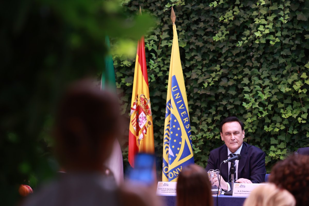 UniversidadAnd's tweet image. 📍 El consejero de Universidad inaugura el taller ‘Diálogos globales: España y Andalucía en el siglo XXI’, dentro de los Cursos de Verano de la #UPO.

🌍 Reivindica una #Andalucía más abierta al mundo, que aporta riqueza y conocimiento.

🔗 lajunta.es/5q8yy