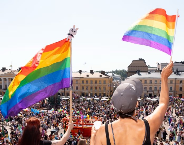 Pieni poliittinen BOIKOTTI-ilmoitus

LIDL kertoo olevansa tämä vuonna ”ylpeästi” Helsinki Pride -tapahtuman pääyhteistyökumppani. 🏳️‍🌈🌈 

Juhlaviikon kunniaksi tarjoavat sateenkaarimunkkeja. 

Pidän Pride-ideologiaa yhteiskunnan vaarallisena syöpänä ja BOIKOTOIN muuten suosimaani