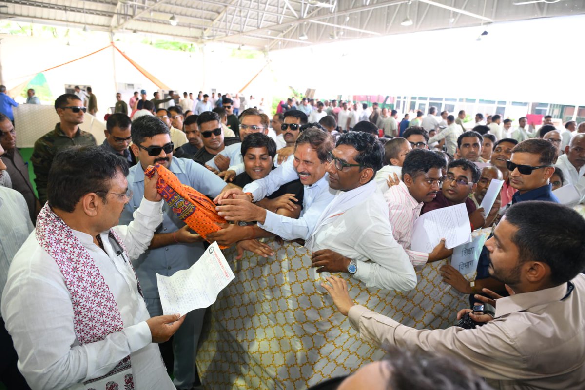 मुख्यमंत्री जी के हाथ में राजस्थान शिक्षक संघ एकीकृत का ज्ञापन है।
बाकी जानकारी समय मिलते ही लिखूंगा