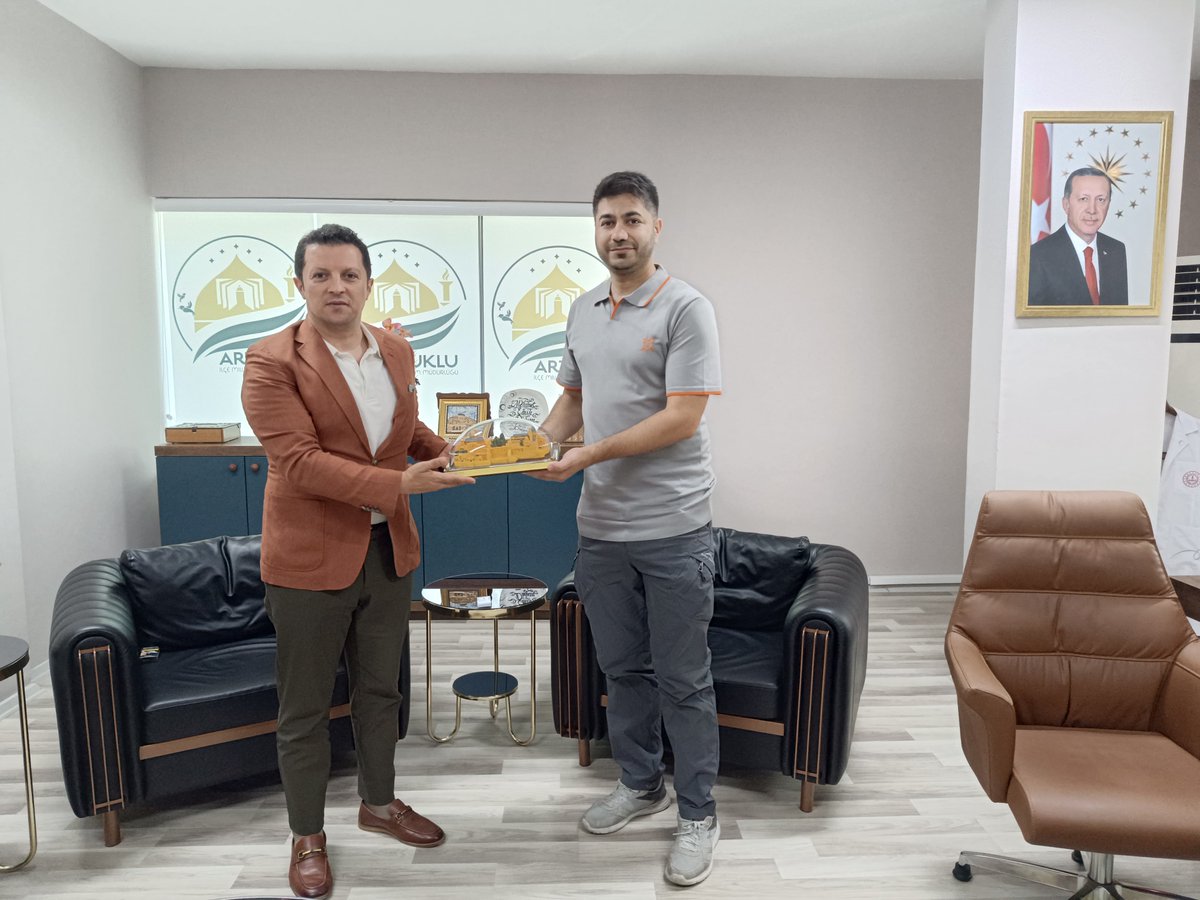 Mardin İHH Başkanı Hamdullah Aşar ve İl Yönetimi, İlçe Milli Eğitim Müdürümüz Sayın Mehmet Emin Duyan'ı makamında ziyaret ettiler. Nazik ziyaretleri için kendilerine teşekkür ederiz.