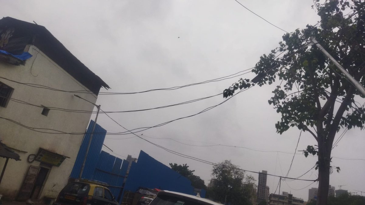 pingleYJ's tweet photo. पी ��ीमोलो रोड जवळील कल्याण स्ट्रीट  मस्जिद बंदर मुंबई -४००००९ या ठिकणी BEST चा पोल वाकला असल्याने केव्हाही पडू शकतो वाहतुकीस अडथळा निर्माण होतो आपणांस विनंती आहे लवकरात लवकर सहकार्य करावे  @mybmc @mybmcWardB @myBESTElectric @myBESTBus @mybest @MPLodha @ShelarAshish @MTPHereToHelp https://t.co/SeEbWkiup3