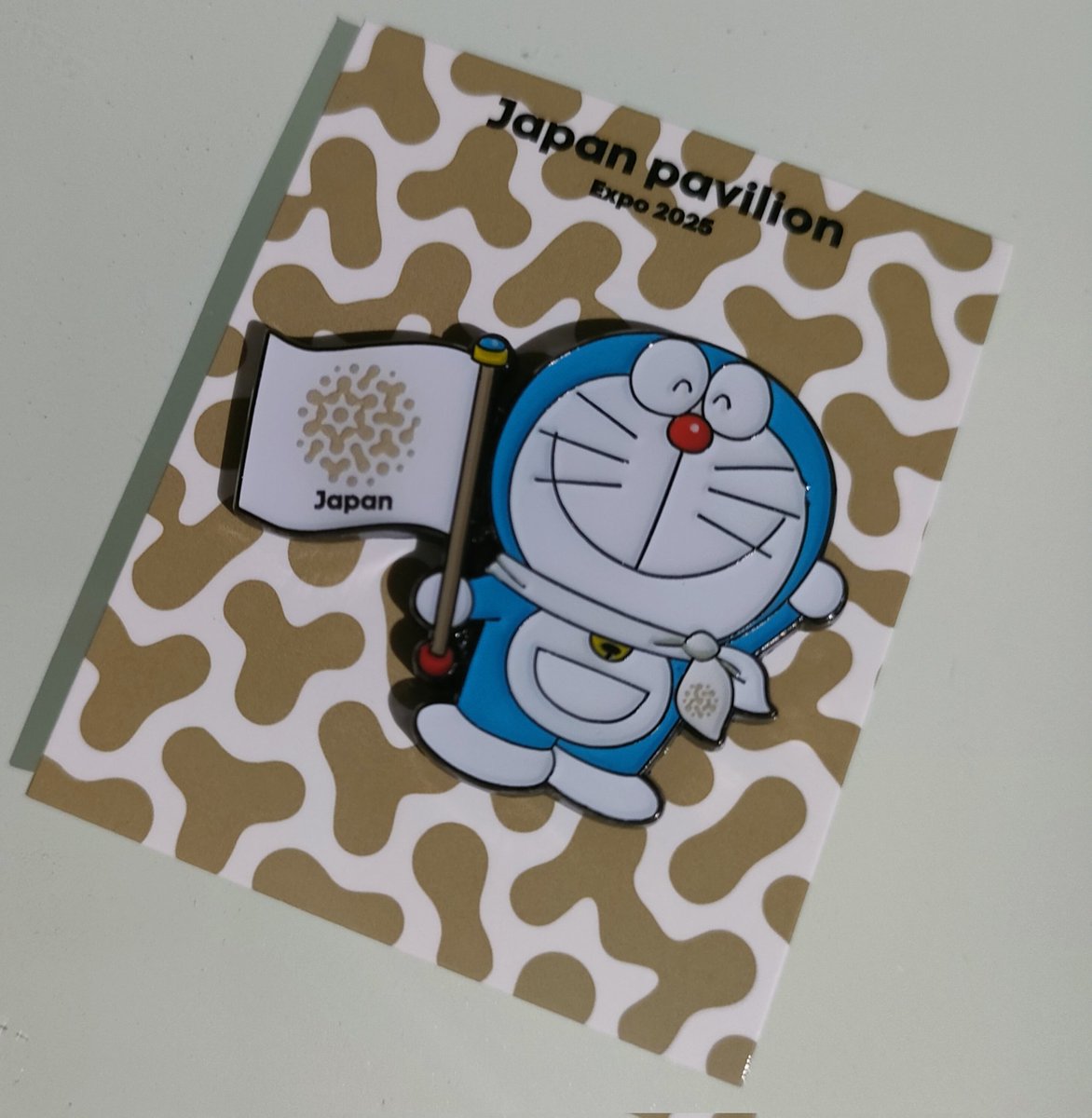 asuran's tweet photo. 日本館のパビリオンのピンバッジはドラちゃんだった。かわいい☺️ https://t.co/pymnvhTqqg
