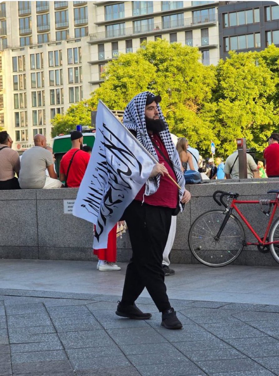 Nur damit ich’s richtig verstehe, wer besoffen einen Ohrwurm singt oder ein Meme postet, wird sozial vernichtet und die Polizei klopft an der Tür, wer aber mit den Parolen der barbarischsten Mörderbanden des Planeten durch Berlin flaniert, dem geschieht - Nichts?