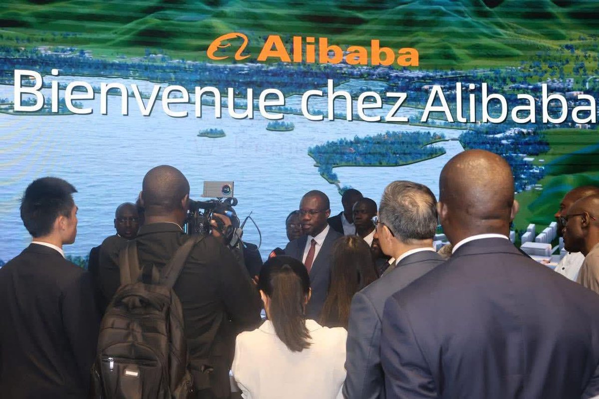 📌Après avoir présidé le Forum économique sino-sénégalais à Hangzhou le dimanche 22 juin 2025, le Premier ministre Ousmane Sonko a visité plusieurs entreprises chinoises dont Alibaba.

Au siège du leader du commerce en ligne, le Premier ministre a assisté à une présentation des
