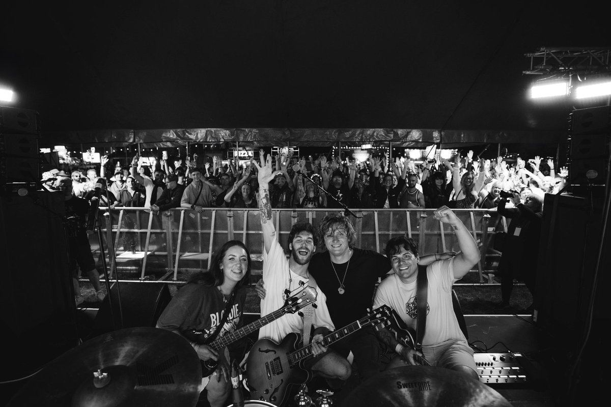 RIVIA_BAND's tweet image. @isleofwightfest We love you, thank you for making our dreams come true 💜 big love to @thisfeelinghq as always for putting together a incredible weekend 🙌
📸 @romytakesphotos ❤️
#IOW2025 #skyxiow
