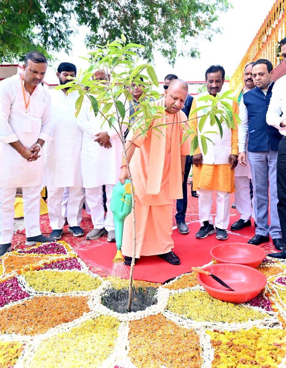 CM Office, GoUP (@cmofficeup) on Twitter photo #UPCM <a href="/myogiadityanath/">Yogi Adityanath</a> рдЖрдЬ рдЬрдирдкрдж рднрджреЛрд╣реА рдореЗрдВ рдбреЙ. рд╢реНрдпрд╛рдорд╛ рдкреНрд░рд╕рд╛рдж рдореБрдЦрд░реНрдЬреА рдЬреА рдХреЗ рдмрд▓рд┐рджрд╛рди рджрд┐рд╡рд╕ рдХреЗ рдЕрд╡рд╕рд░ рдкрд░ рдЖрдпреЛрдЬрд┐рдд рдкреНрд░рджреЗрд╢рд╡реНрдпрд╛рдкреА рд╡реГрд╣рдж рдкреМрдзрд░реЛрдкрдг тАШрдПрдХ рдкреЗрдбрд╝ рдорд╛рдВ рдХреЗ рдирд╛рдотАЩ рдХрд╛рд░реНрдпрдХреНрд░рдо рдореЗрдВ рд╕рдореНрдорд┐рд▓рд┐рдд рд╣реБрдПред рдЗрд╕ рдЕрд╡рд╕рд░ рдкрд░ рдореБрдЦреНрдпрдордВрддреНрд░реА рдЬреА рдиреЗ тАШрд░реБрджреНрд░рд╛рдХреНрд╖тАЩ рдХрд╛ рдкреМрдзрд╛ рднреА рд▓рдЧрд╛рдпрд╛ред #UPCM <a href="/myogiadityanath/">Yogi Adityanath</a> рдЖрдЬ рдЬрдирдкрдж рднрджреЛрд╣реА рдореЗрдВ рдбреЙ. рд╢реНрдпрд╛рдорд╛ рдкреНрд░рд╕рд╛рдж рдореБрдЦрд░реНрдЬреА рдЬреА рдХреЗ рдмрд▓рд┐рджрд╛рди рджрд┐рд╡рд╕ рдХреЗ рдЕрд╡рд╕рд░ рдкрд░ рдЖрдпреЛрдЬрд┐рдд рдкреНрд░рджреЗрд╢рд╡реНрдпрд╛рдкреА рд╡реГрд╣рдж рдкреМрдзрд░реЛрдкрдг тАШрдПрдХ рдкреЗрдбрд╝ рдорд╛рдВ рдХреЗ рдирд╛рдотАЩ рдХрд╛рд░реНрдпрдХреНрд░рдо рдореЗрдВ рд╕рдореНрдорд┐рд▓рд┐рдд рд╣реБрдПред рдЗрд╕ рдЕрд╡рд╕рд░ рдкрд░ рдореБрдЦреНрдпрдордВрддреНрд░реА рдЬреА рдиреЗ тАШрд░реБрджреНрд░рд╛рдХреНрд╖тАЩ рдХрд╛ рдкреМрдзрд╛ рднреА рд▓рдЧрд╛рдпрд╛ред