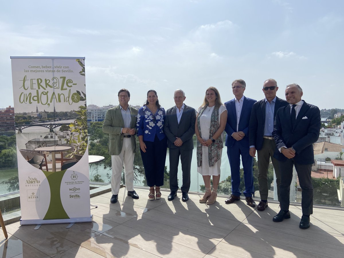 Terrazeando, ando propone treinta y ocho terrazas para conocer Sevilla a cielo abierto, con ofertas de ocio para todos con cenas, actuaciones y copas. Consulta todas las posibilidades 👉 hotelesdesevilla.com/terrazeando/
Gracias a <a href="/Ayto_Sevilla/">Ayuntamiento de Sevilla</a> y <a href="/CocaCola_es/">Coca-Cola España</a>