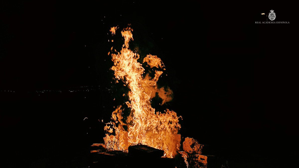 Con ocasión de la festividad de San Juan, recordamos que «hoguera» procede del latín *«focaria», femenino de *«focarius» ‘del fuego’. Esta palabra se relaciona con «hogar», proveniente de «focaris», y este derivado de «focus» ‘hoguera’, ‘hogar’.