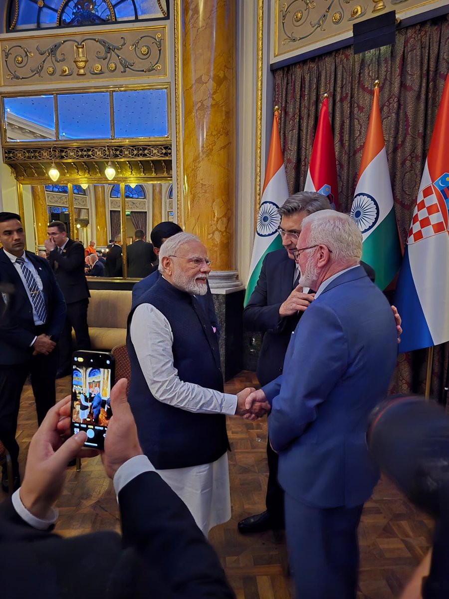DOKING_Ltd's tweet photo. Indian Prime Minister @narendramodiโs first official visit to #Croatia marked a key moment in ๐ญ๐ท๐ฎ๐ณ relations.
At the gala #dinner, our founder, Vjekoslav Majetiฤ, highlighted @DOKING_Ltd's innovations in unmanned systems for #defence and #counterterrorism.
#DOKING #CroatiaIndia https://t.co/aGsqQy01Ld