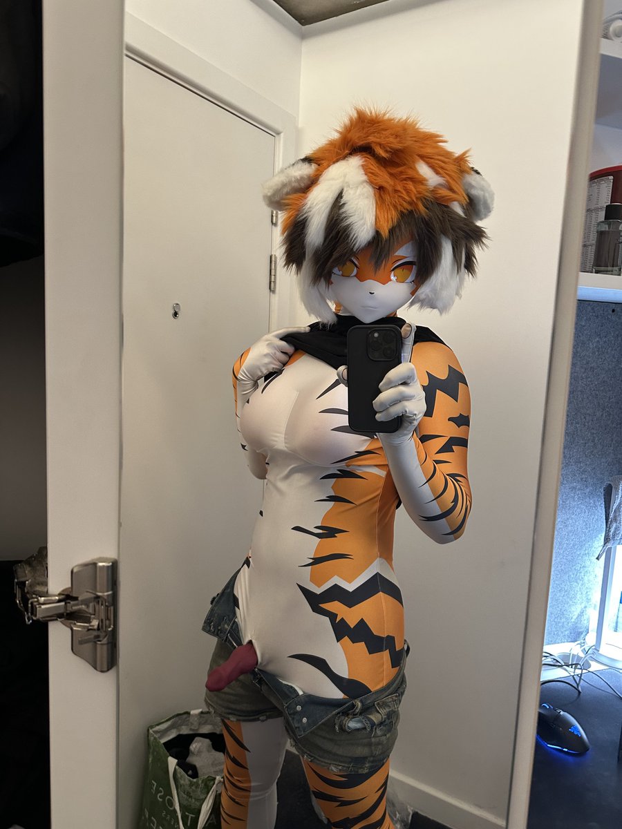 I am feeling so hot right now🥵🥵

How about you come to me and cool me off ❤️

#kigurumi 
#着ぐるみ 
#ARKNIGHTS 
#waai_fu