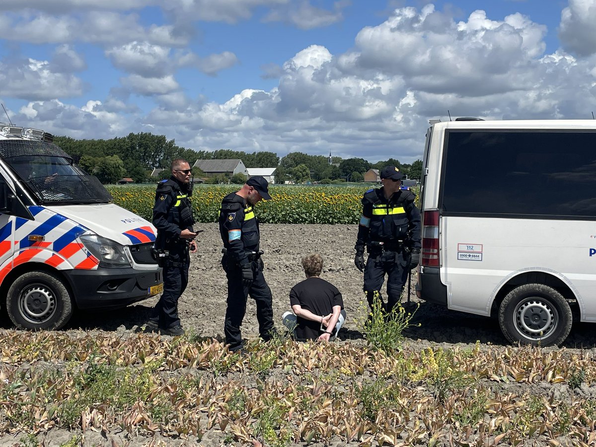 Inmiddels tel ik zo’n dertig politiebusjes en een nieuwe helikopter. Ook lopen er Romeo’s rond. De eerste die in de boeien zit? Een journalist zonder perskaart om zijn nek.